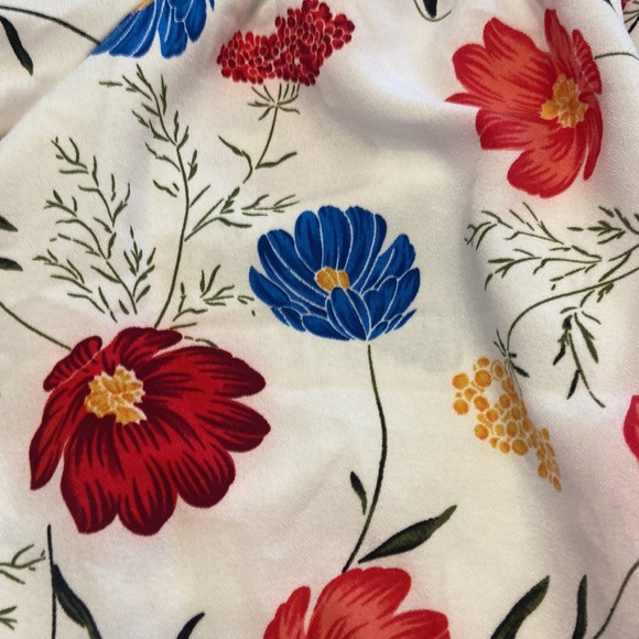 🏫5/2510/50🏫 Dramatic sleeve floral top by and the why size large - Picture 4 of 8